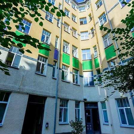 Spacious Stylish In Center *